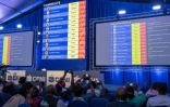 Des journalistes regardent les panneaux affichant les résultats des élections, le 27 décembre 2023 à Kinshasa