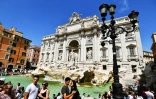 Des touristes devant la fontaine de Trévi à Rome, le 26 août 2018