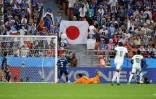 Le gardien japonais Eiji Kawashima concède un 2e but au Sénégal de Moussa Wagué lors de leur macth nul à Ekaterinbourg, le 24 juin 2018