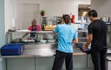 Des jeunes prennent leur repas à la cantine du foyer Calendal où ils ont été placés par la justice, le 23 octobre 2024 à Marseille