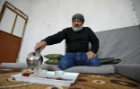 Le Syrien Abou Mohamed, qui a fui Daraya en août 2016, sert le thé dans la maison où il a trouvé refuge à Al-Mastumah, à la périphérie sud d'Idleb, le 19 janvier 2018