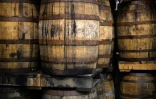 Fûts de vieillissement du whisky à la distillerie Warenghem à Lannion, le 13 novembre 2018
