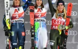 Petra Vlhova victorieuse au centre, Anna Swenn Larsson deuxième, à gauche, et Mikaela Schiffrin troisième, à droite: le podium du slalom féminin de la Coupe du monde de ski alpin à Flachau en Autriche le 14 janvier 2020.  