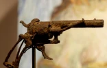 Le revolver que Vincent Van Gogh aurait utilisé pour mettre fin à ses jours exposé chez Drouot, le 14 juin 2019 à Paris avant sa mise aux enchères