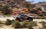 Le pilote espagnol Carlos Sainz et son copilote Lucas Cruz participent à la première étape du Rallye Dakar 2025, une boucle autour de Bisha, en Arabie saoudite, le 4 janvier 2025