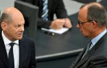 Le chancelier allemand Olaf Scholz (à gauche) et le chef de l'opposition conservatrice CDU Friedrich Merz, le 26 juin 2024 au Bundestag, à Berlin