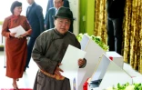 Le président de Mongolie, Tsakhiagiin Elbegdorj, vote aux législatives à Oulan Bator, le 29 juin 2016