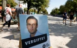 Un portrait d'Alexeï Navalny barré de la mention "empoisonné", dans une rue de Berlin, le 23 septembre 2020