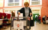Une femme met son bulletin dans l'urne dans un bureau de vote de la région séparatiste de Donetsk, dans l'est de l'Ukraine, le 11 novembre 2018