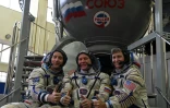 Le Français Thomas Pesquet, le Russe Oleg Novitsky et l'Américain Peggy Whitson devant un simulateur de vol  au centre spatial Gararine le 25 octobre 2016 près de Moscou 