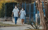 La docteure cubaine Liz Caballero et son mari Ruben, également docteur, dans une rue de La Havane, le 5 mai 2020