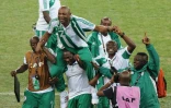Stephen Keshi, alors sélectionneur du Nigeria, porté en triomphe après le succès en finale de la Coupe d'Afrique des nations, le 8 juin 2016 à Johnannesburg