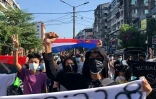 Sur cette capture d'écran d'une vidéo AFPTV, des manifestants protestent contre la junte à Rangoun le 2 mai 2021