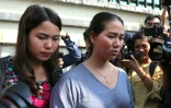 Chit Su Win (gà et Panei Mon (d), les épouses des journalistes de Reuters Kyaw Soe Oo et Wa Lone, condamnés à nouveau en appel à sept ans de prison, sortent du tribunal de Rangoun, le 11 janvier 2019 en Birmanie
