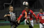 Le défenseur angevin Romain Thomas dégage le ballon devant le milieu de terrain de Lille, le Portugais Renato Sanches, le 23 mai 2021 au Stade Raymond-Kopa