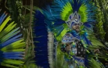 Un membre de l'école de samba Mangueira défile sur le sambodrome, le 5 mars 2019 lors du Carnaval de Rio, au Brésil