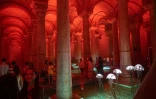Des méduses en verre translucide dans la citerne basilique de l'empereur Justinien rouverte au public, le 26 juillet 2022 à Istanbul, en Turquie