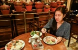 Une enseignante, Diane Piroon, goûte un plat végétarien dans un restaurant de Bangkok, le 9 septembre 2019