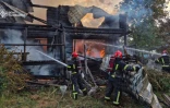 Photo prise par les services d'urgence ukrainiens, et publiée le 21 août 2025, de secouristes ukrainiens luttant contre un incendie après une attaque aérienne russe à Lviv