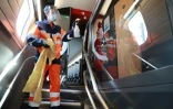 Un agent du Technicentre Atlantique de Châtillon désinfecte l'intérieur d'un TGV, le 14 mai 2020 dans les Hauts-de-Seine