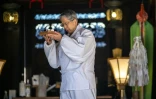 Kiyoshi Miyasaka, prêtre du culte shinto, lors d'une cérémonie dans le temple de Yatsurugi, le 29 janvier 2026 dans la préfecture de Nagano, dans le centre de l'archipel 