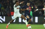 L'attaquant parisien Kylian Mbappé (d) à la lutte avec le défenseur du Havre Yoann Salmier, le 27 avril 2024 au Parc des Princes
