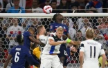 Kurt Zouma s'impose de la tête contre la Finlande le 7 septembre 2021 à Décines-Charpieu