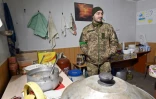 Le lieutenant ukrainien "Chamil" dans la cuisine de fortune d'un abri non lon de la ligne de front, près de Kharkiv, le 17 avril 2022