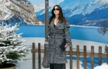L'actrice italienne Monica Bellucci pose dans un décor de montagne avant le défilé Chanel à la Fashion week de Paris le 5 mars 2019