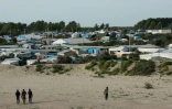 Des migrants près du camp dénommé la "Jungle" à Calais dans le Pas-de-Calais le 26 juillet 2016