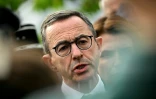 Le ministre de l'Intérieur Bruno Retailleau s'exprime devant la presse, le 24 avril 2025, à Nantes 