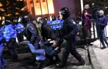 Un manifestant est emmené par la police anti-émeute, le 1er février 2017 à Bucarest