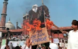 Des indiens musulmans brûlent une effigie de Salman Rushdie en février 1999 près de la grande mosquée de New Delhi