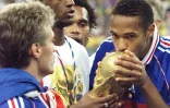 Thierry Henry embrasse le trophée de la Coupe du monde 1998 entouré de Patrick Vieira et Didier Deschamps, le 12 juillet au Stade de France