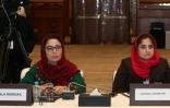 Asila Wardak (G), une membre du Haut conseil pour la paix (HPC), une instance de réconciliation afghane, lors de pourparlers interafghans le 7 juillet 2019 à Doha, la capitale du Qatar