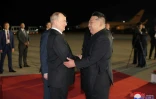 Le dirigeant nord-coréen Kim Jong Un accueille le président russe Vladimir Poutine à l'aéroport de Pyongyang, le 19 juin 2024