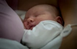 Une mère allaite son enfant dans une maternité à Belgrade, le 31 juillet 2018