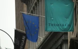 Le drapeau de l'enseigne de joaillerie Tiffany à New York, le 12 janvier 2015