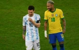 L'Argentin Lionel Messi (g) et le Brésilien Neymar, amis depuis leurs années commune à Barcelone, en finale de la Copa America 2021 à Rio de Janeiro, le 10 juillet 2021