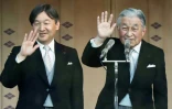L'empereur du Japon Akihito (droite) et le prince héritier Naruhito saluent la foule lors des cérémonies du Nouvel an, à Tokyo le 2 janvier 2019