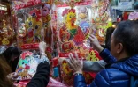 Un étal vendant des décorations pour l'année du Coq à Hong Kong le 21 janvier 2017