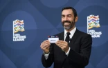 L'ancien international Robert Pires sort le bulletin de la France lors du tirage au sort de la Ligue des nations à Nyon, le 16 décembre 2021