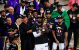 LeBron James, entouré de ses coéquipiers et de membres des Los Angeles Lakers, après avoir battu Miami et décroché le titre NBA, le 11 octobre 2020 à Lake Buena vista (Floride)