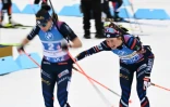 La biahtlète française Justine Braisaz-Bouchet (à droite) passe le relais à Julia Simon lors de la victoire de la France au relais féminin des Mondiaux de biathlon à Nove Mesto, République Tchèque, le 17 février 2024