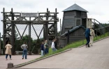 Des visiteurs à l'entrée du camp de concentration de Natzwiller dans le Bas-Rhin le 4 juin 2026