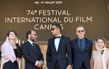 Le réalisateur iranien Asghar Farhadi  (2e g) et son équipe présentent le film "Ghahreman" au festival de Cannes le 13 juillet 2021