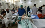 Des Afghans blessés dans un attentat-suicide meurtrier à Jalalabad soignés à l'hôpital, le 10 juillet 2018