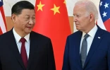 Le président américain Joe Biden (d) et son homologue chinois Xi Jinping lors d'une rencontre en marge du sommet du G20, le 14 novembre 2023 à Bali