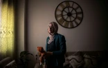 Dania Abu Haikal, la mère de Sam, tué à 7 mois par un soldat israélien alors qu'il se trouvait sur ses genoux, tient la peluche de son fils, à Bethléem, en Cisjordanie occupée, le 7 août 2026