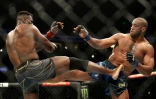 Le Camerounais Francis Ngannou l'a emporté sur décision unanime des juges pour conserver son titre UFC des lourds face à Ciryl Gane le 22 janvier 2022 à Anaheim, en Californie